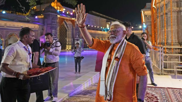Hindistan’da sandıkta Modi önde