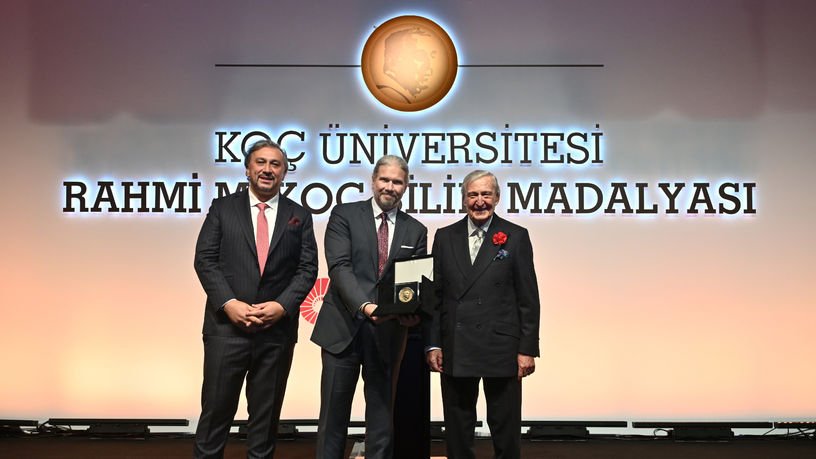 Koç Üniversitesi Rahmi Koç Bilim Madalyası’nın sahibi Prof. Mete Atatüre oldu