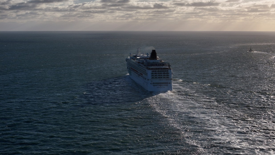 İlk kez bir yolcu gemisi Hürmüz’den geçti