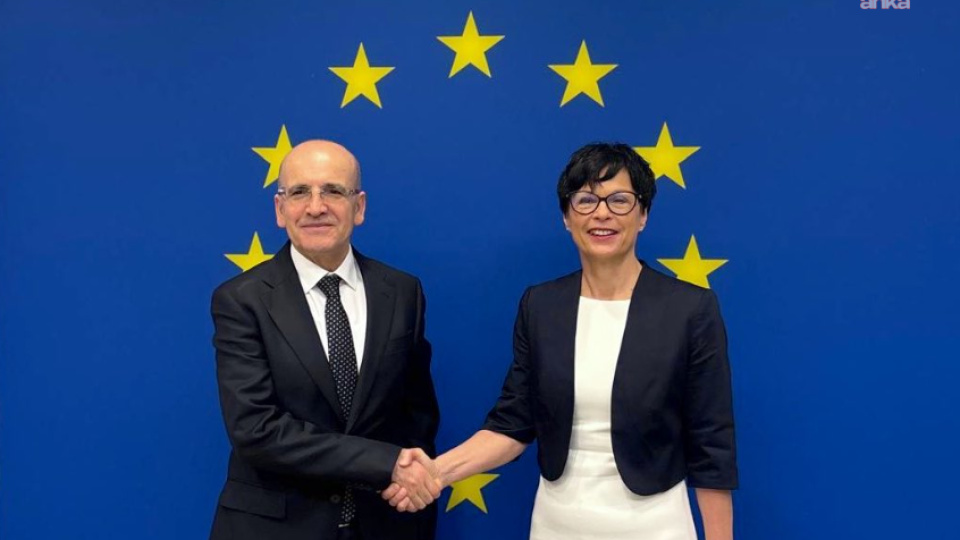 Şimşek, AB Komisyonu Üyesi Kos ile bir araya geldi