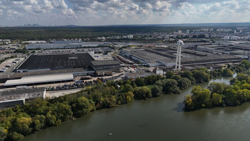 Stellantis, Avrupa’daki dört fabrikasını satışa çıkarıyor