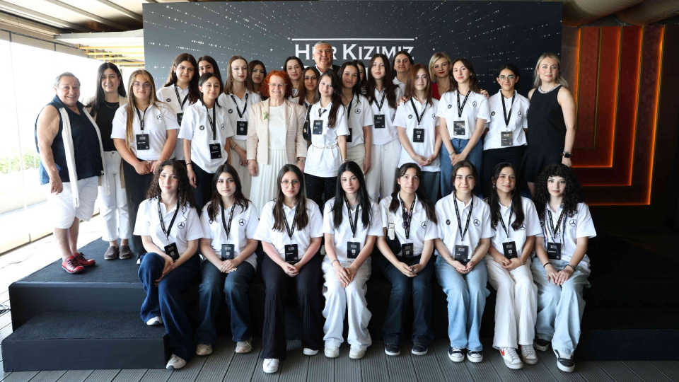 Mercedes-Benz Türk ve ÇYDD’den 7 bin kız öğrenciye destek