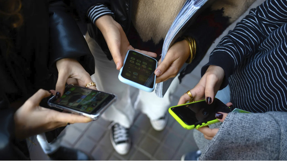 Polonya ilkokullarda telefon kullanımını yasaklıyor