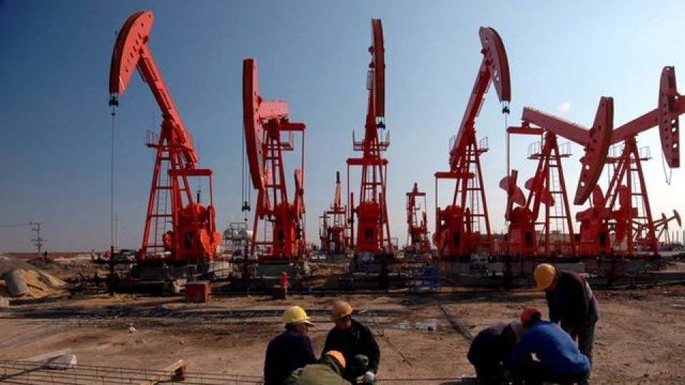 Petrol ABD stoklarındaki sürpriz artışla geriledi