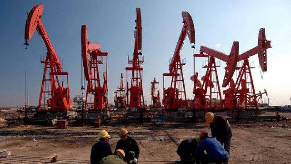 Petrol, Hürmüz’deki saldırıların arz endişelerini artırmasıyla yükseldi